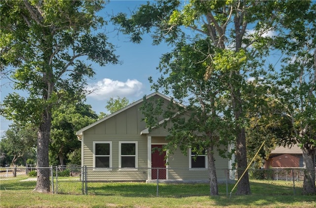 401 E Empresario St, Refugio, TX 78377 - view of front of house featuring board and batten siding