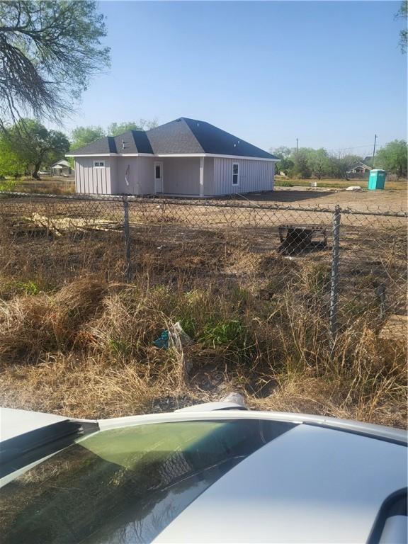 509 W Ragland Ave, Kingsville, TX 78363 - view of yard featuring fence