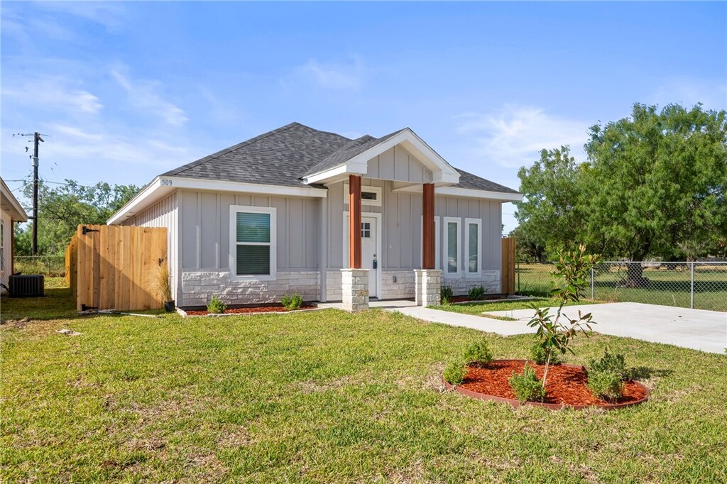 509 W Ragland Ave, Kingsville, TX 78363 - photo 2