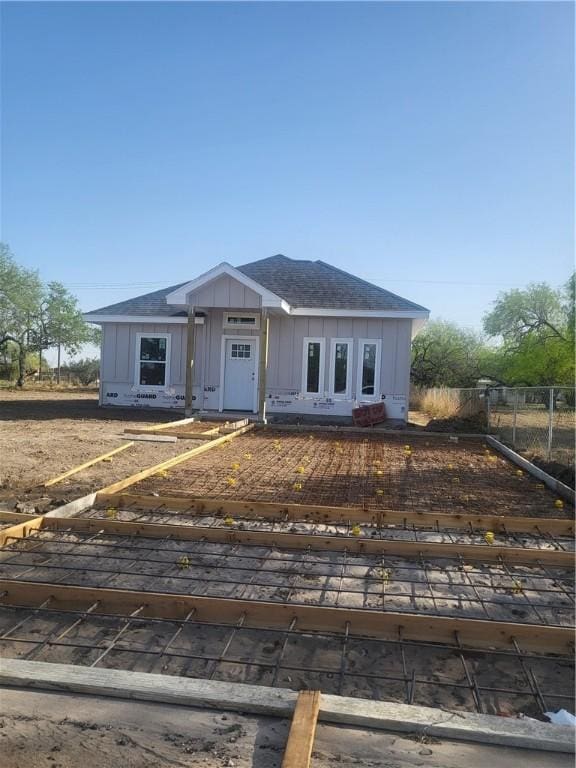 509 W Ragland Ave, Kingsville, TX 78363 - view of front of home with board and batten siding, fence, and roof with shingles