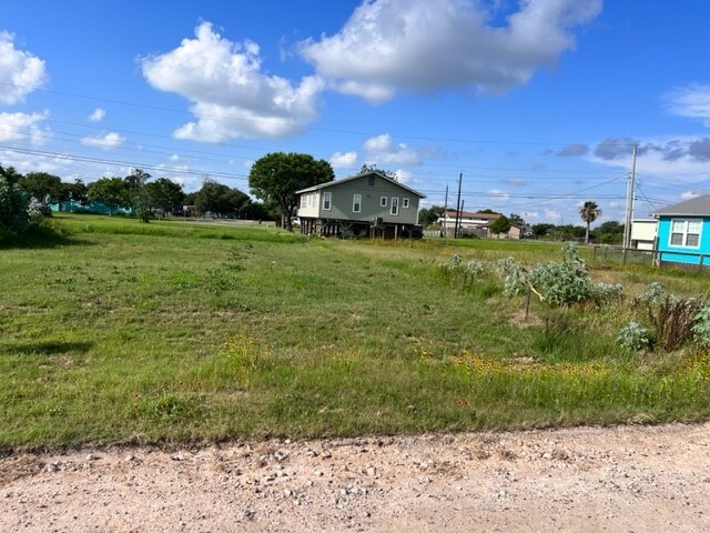 Listing photo 2 for 35 Red Oak Ln, Rockport TX 78382