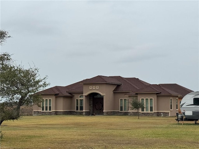 view of front of property featuring a front yard