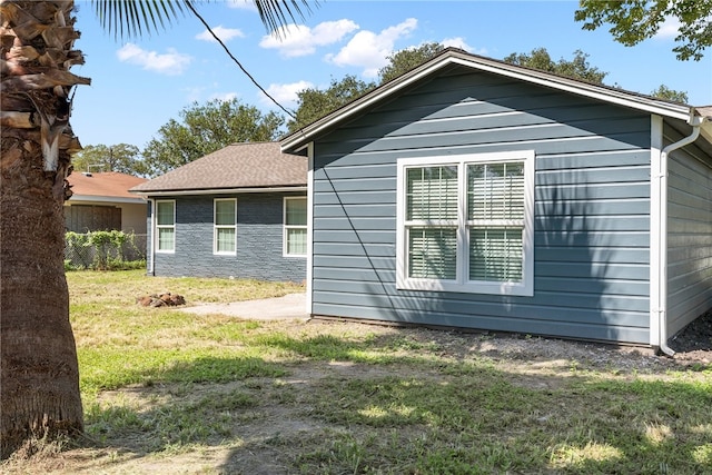 view of side of property featuring a yard