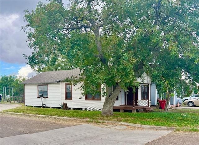 view of front facade with a front lawn