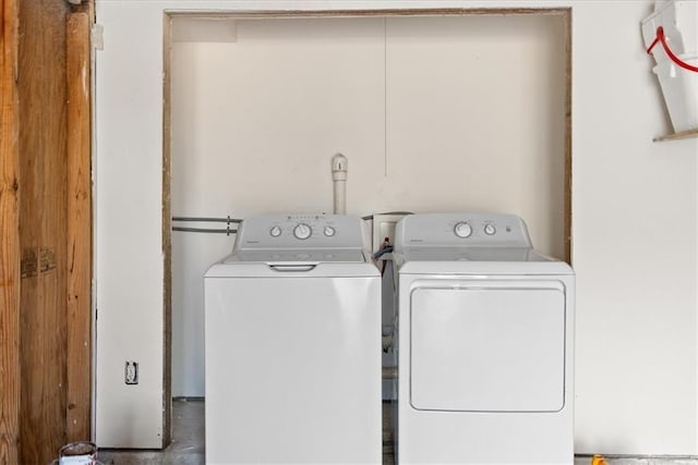 laundry room with washing machine and dryer