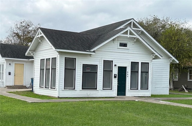 view of front of house featuring a front lawn