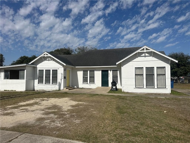 ranch-style home featuring a front yard