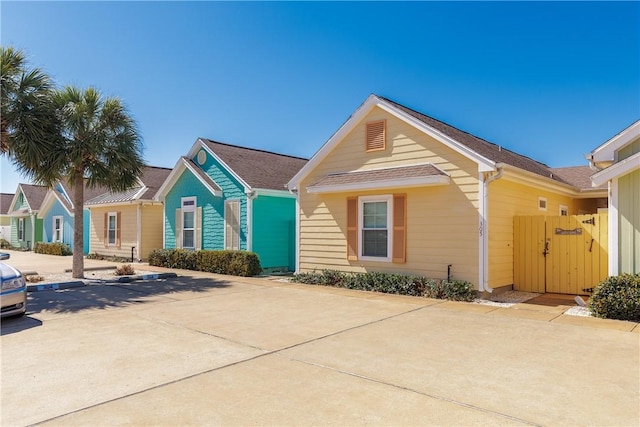 view of front of property featuring a gate