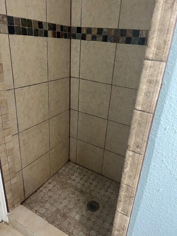 bathroom featuring tiled shower