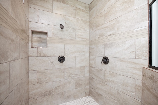 bathroom featuring a tile shower