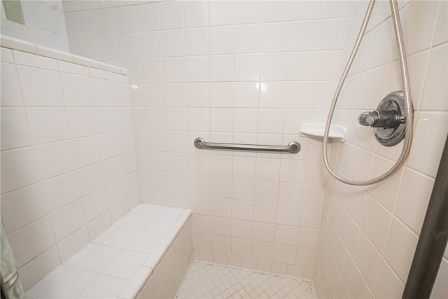 bathroom featuring a tile shower