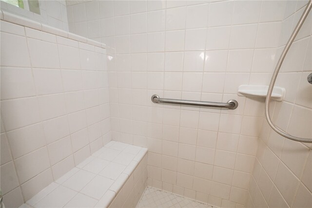 bathroom featuring a tile shower