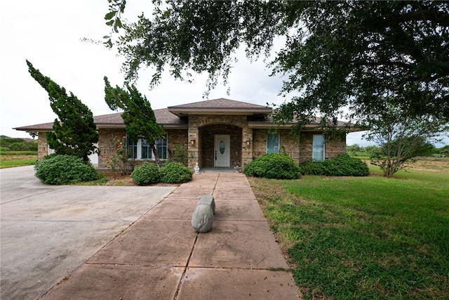 view of front of home featuring a front lawn