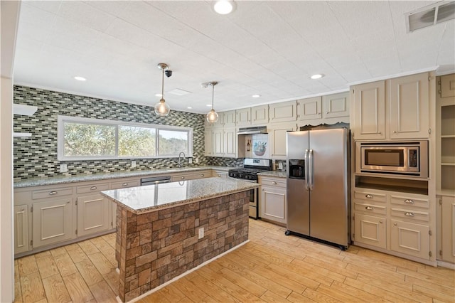 kitchen featuring tasteful backsplash, light wood-style flooring, visible vents, and stainless steel appliances