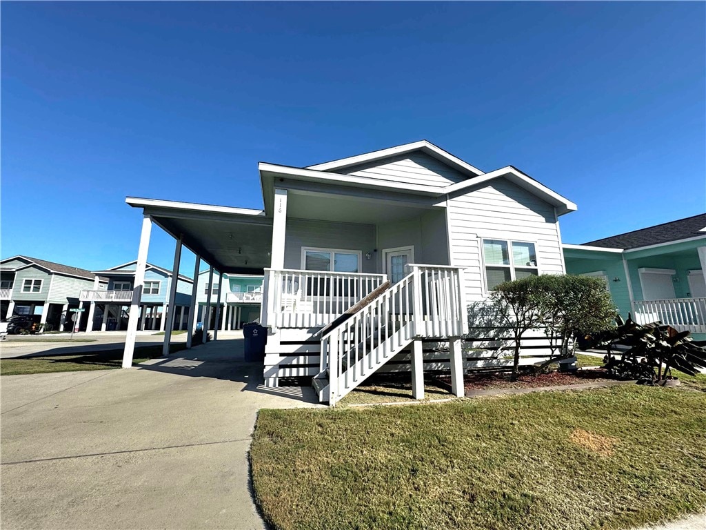 view of front of house featuring a front lawn