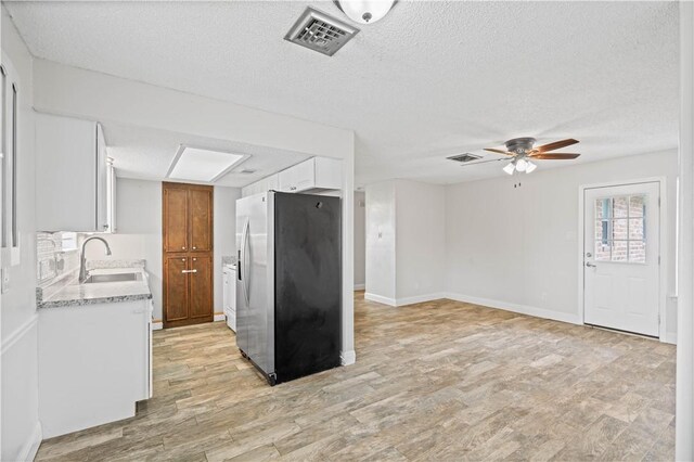 1729 Mermaid Dr, Corpus Christi, TX 78412 - kitchen with stainless steel fridge with ice dispenser, a textured ceiling, light wood-type flooring, a ceiling fan, and a sink