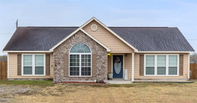 view of front of home featuring a front yard