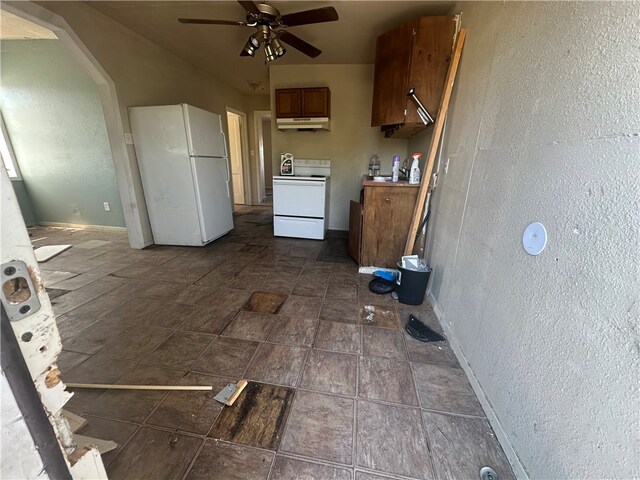 kitchen featuring white appliances and ceiling fan