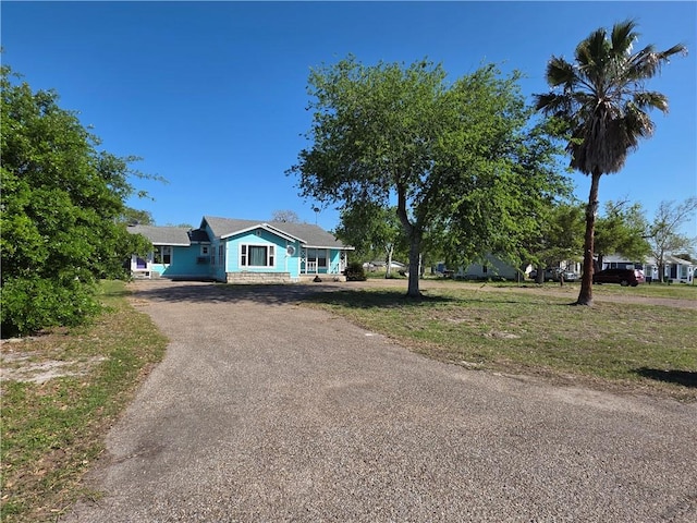 325 S Saunders St S, Aransas Pass, TX 78336 - single story home featuring driveway and a front yard
