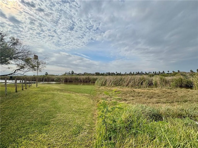 view of yard featuring a rural view