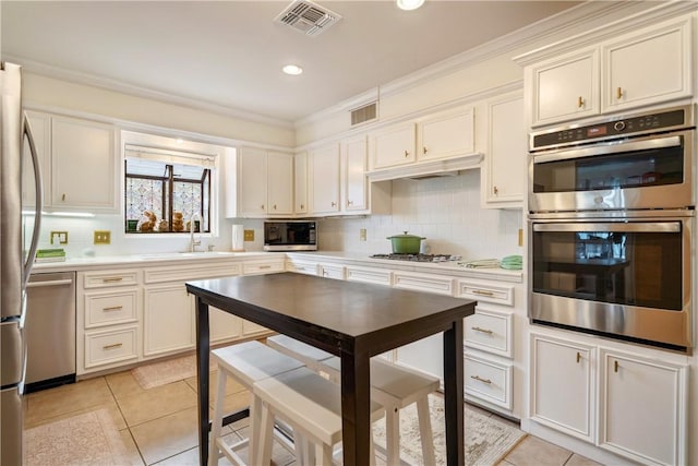 kitchen featuring a sink, visible vents, appliances with stainless steel finishes, and light countertops