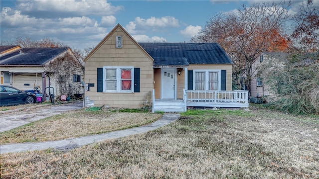 view of front of house with a front lawn