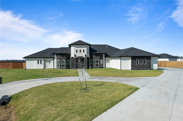 view of front of home featuring a front yard