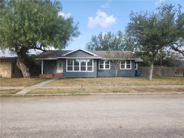 ranch-style house featuring a front yard