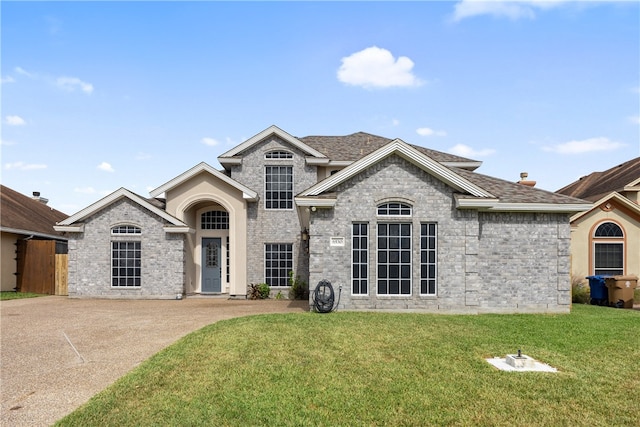 view of front of property featuring a front lawn