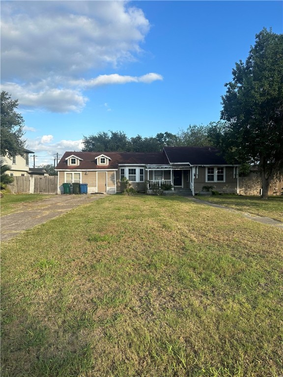 ranch-style home featuring a front lawn