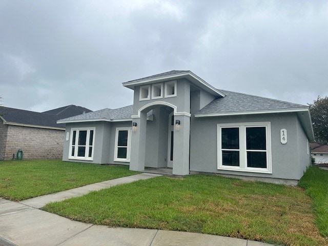 view of front of home featuring a front lawn