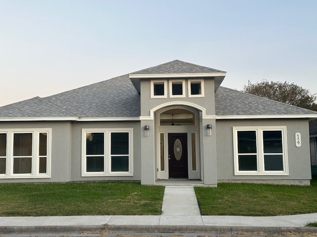 view of front facade featuring a front yard