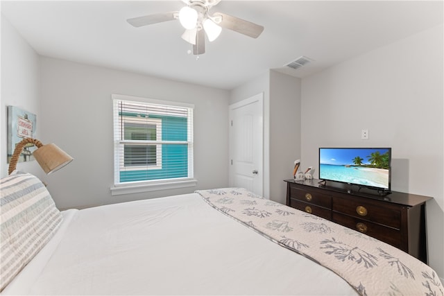 bedroom with ceiling fan