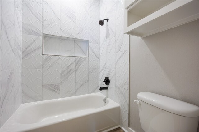 bathroom with tiled shower / bath and toilet