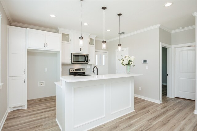 kitchen featuring stainless steel appliances, sink, an island with sink, ornamental molding, and pendant lighting