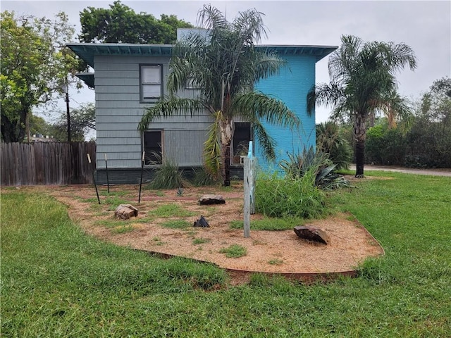 view of front of home featuring a front yard