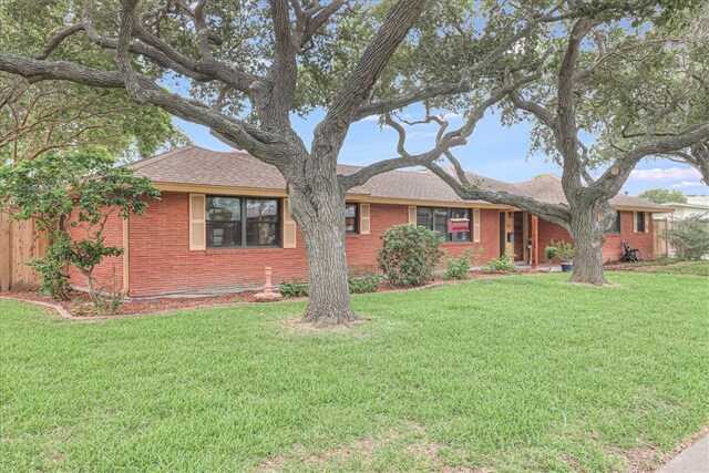 single story home featuring brick siding and a front lawn