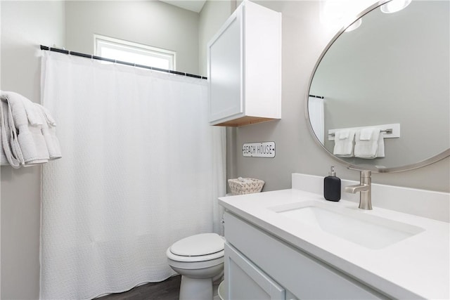 full bath with a shower with shower curtain, vanity, and toilet