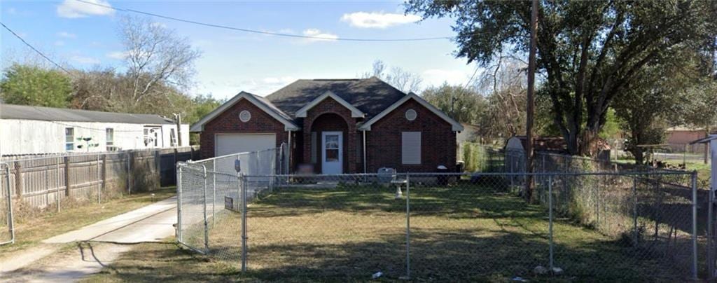 view of front of house featuring a front lawn