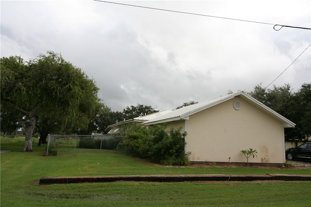 view of side of property featuring a lawn