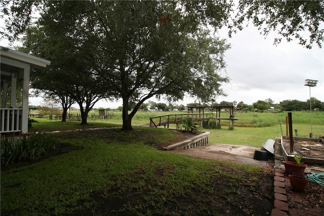 view of yard featuring a rural view