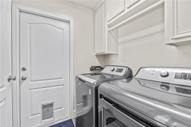 laundry room with cabinets and independent washer and dryer