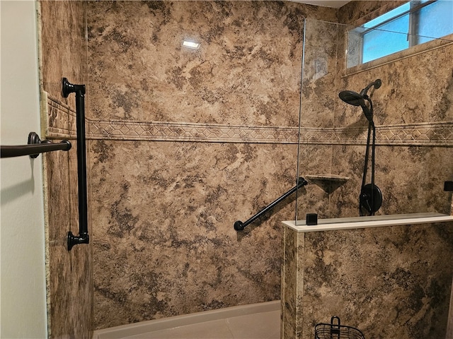 details featuring tiled shower