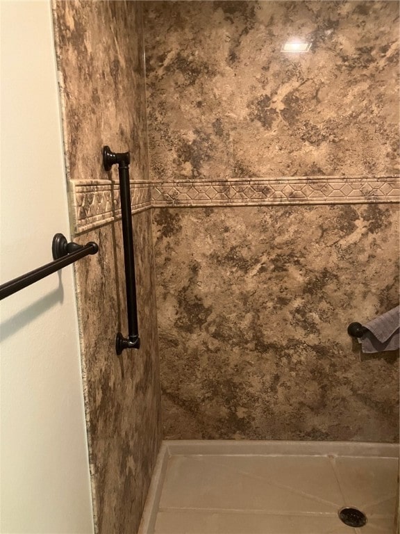 room details featuring tiled shower