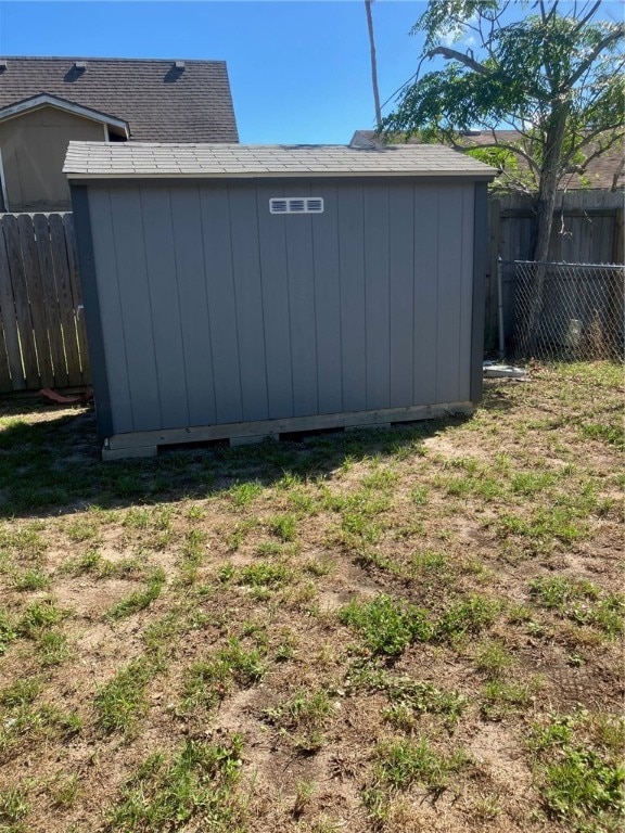 view of yard featuring a storage unit