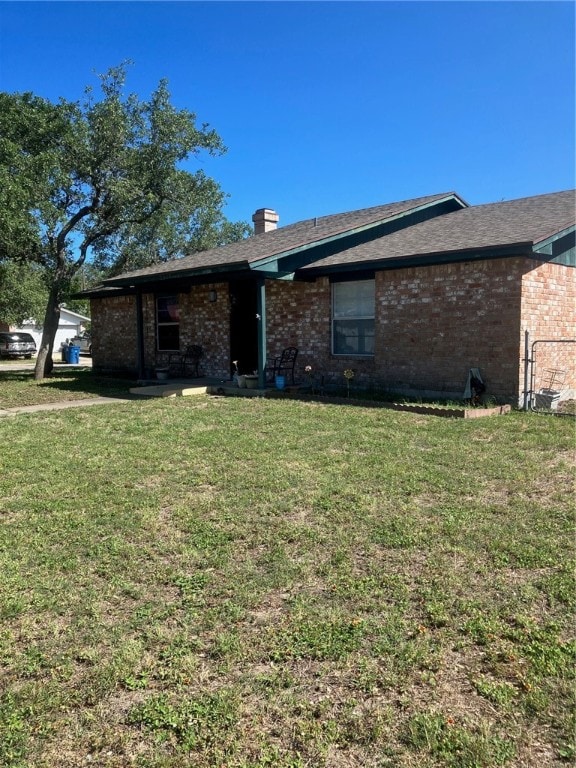 single story home with a front lawn