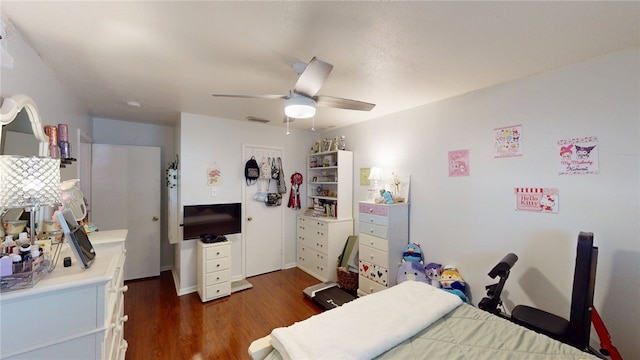 bedroom with dark wood-type flooring, visible vents, and a ceiling fan