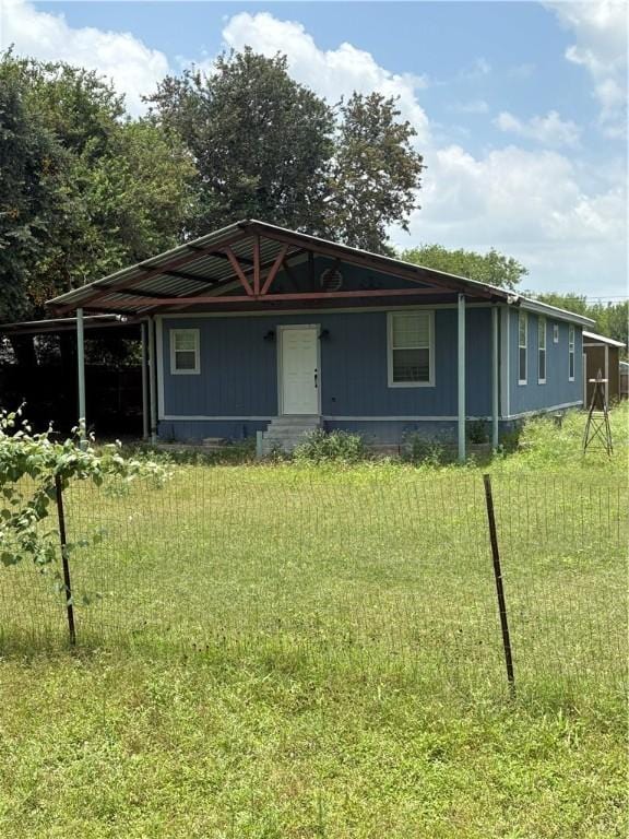 2405 Cox St, Beeville, TX 78102 - view of front facade featuring a front lawn