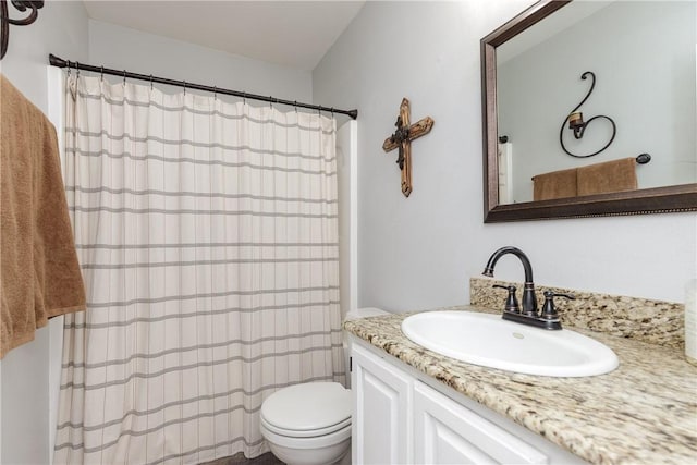 bathroom featuring a shower with shower curtain, vanity, and toilet