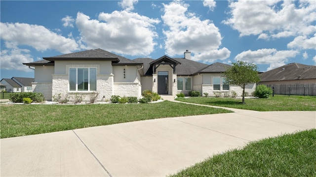 view of front facade featuring a front yard